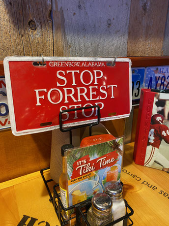 targa rossa con scritto Stop Forrest Stop su un tavolo del ristorante Bubba Gamp di New York
