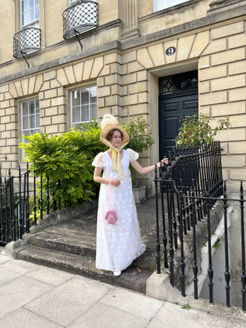 Nina Epochs of Fashion in Regencykleid vor historischem Haus