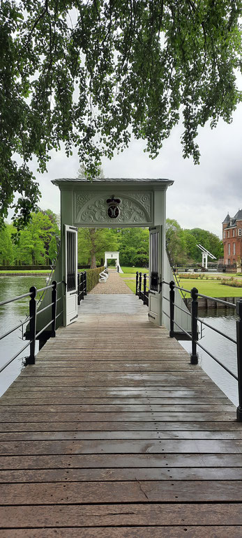 Über eine flache Holzbrücke betreten wir den schwimmenden englischen Garten in der Burggräfte