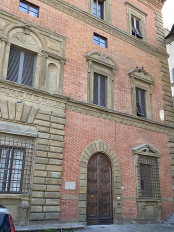 palazzo di Firenze con finestra aperta a metà