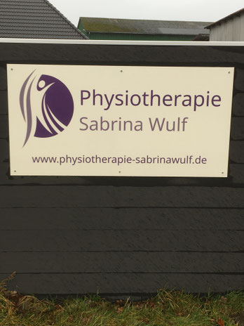 Das neue Schild der Physiotherapie Sabrina Wulf in Handewitt macht es jetzt noch leichter, die Praxis zu finden