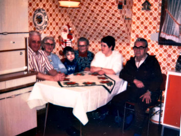 Meine Familie: vl. Opa Paul, Oma Elli, ich, Oma maria, meine Mutter und Opa Peter. Foto machte mein Vater.