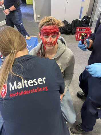 Auszubildende der Bundespolizei vom Standort Bamberg wurden als Mime für die Großübung eingesetzt und von der Malteser Notfalldarstellung als Verletzte geschminkt. Foto: Benjamin Kemmer