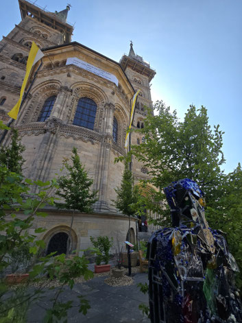 Vor dem Dom, am sogenannten Domkranz, findet sich bis zum 15. Juli ein Grünraum, eine Oase aus Bäumen und Sträuchern, Bänken und Schatten. Foto: Andreas Kuschbert