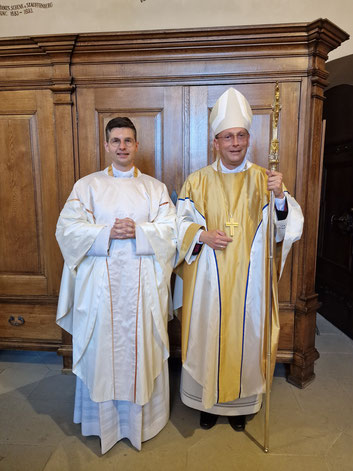 Die Freude war Diözesanadministrator Weihbischof Herwig Gössl und Neupriester Chrisopher Helbig nach der Weihe deutlich anzusehen. Foto: Andreas Kuschbert