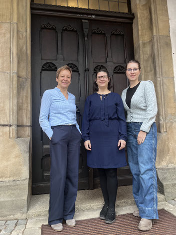 Die „neuen Drei“ im Seelsorgebereich Gottesgarten: Verwaltungsleiterin Anja Raphael (von links), Gemeindeassistentin Marie Kießling und die Zuständige für Öffentlichkeitsarbeit, Svenja Lange. Foto: Benjamin Kemmer
