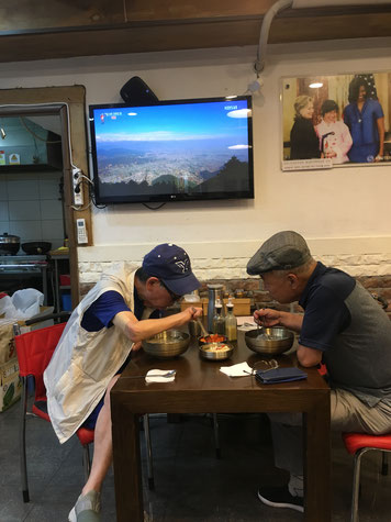 脱北者が経営するという北朝鮮料理、やや味が柔らかい。テレビでは子供から老人までが歌い倒す野外のど自慢大会。