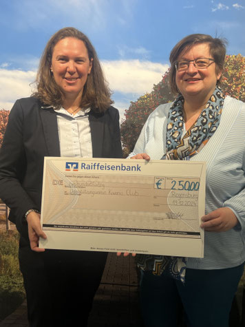 Frau Diana Papp (li.) von der Raiffeisenbank Regensburg- Wenzenbach zusammen mit Frau Christine Scheck (re.), Präsidentin des Kiwanis Clubs