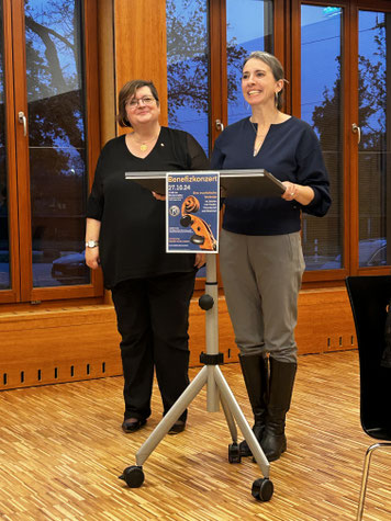 von links nach rechts: Christine Scheck, Präsidentin des Clubs, und Ulrike Weimer, stellvertretende Leiterin des Blindeninstituts