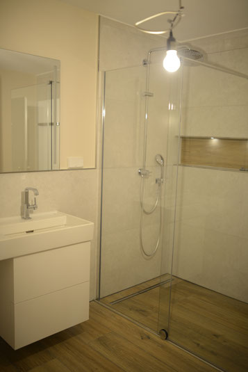 großzügige Nische in der Dusche