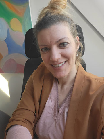 Freundliches Porträtfoto von Medium Viola Müller aus Bad Nauheim in Hessen