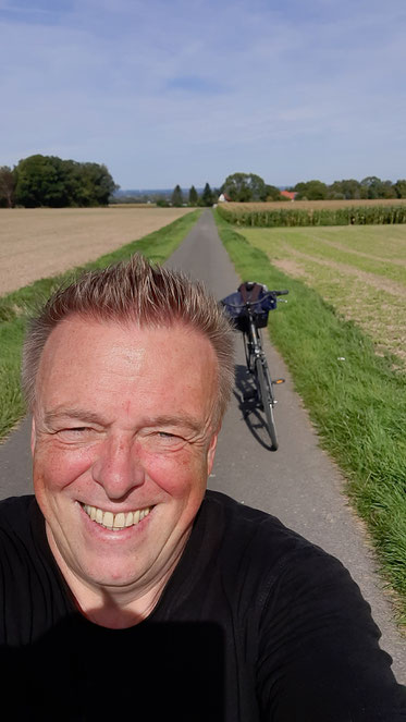 Hin und wieder ein Traktor, sonst ländliche Stille in der Soester Boerde -ein Sommertag wie für Radtouren gemacht!