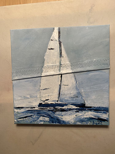 ein kleines Bild mit einem gemalten Segelboot, mitten im Bild ist eine Segelnaht, das ist das Material, wodrauf die Bilder entstehen