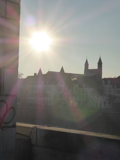 De zon boven de Onze Lieve Vrouwebasiliek in Maastricht. 4 december 2019