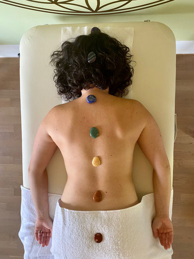 Körper, Geist und Seele in Fluss bringen mit einer Chakra-Edelstein-Massage. © Bodyfeedback
