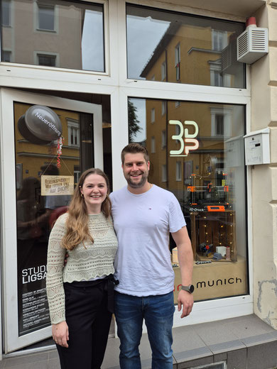 Bild von zwei Personen vor dem 3D-Druck Laden in München