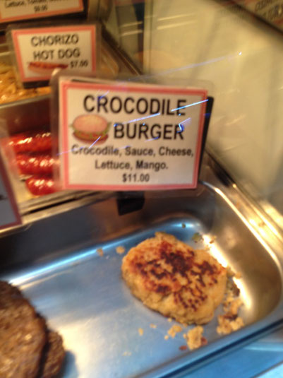 Australien, Night Market in Darwin, Krokodil Burger