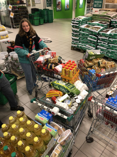 Großeinkauf für die Caritas