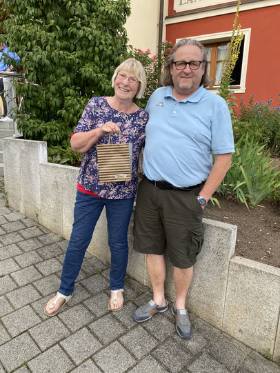 Aus der Vorstandschaft verabschiedet, Ute Wild, zusammen mit Helmut Schmitt, dem 1. Vorsitzenden der LBV-KG FO Foto © Stephanie Geßler