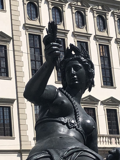 Beste Baukunst, das Augsburger Rathaus mit Augustusbrunnen