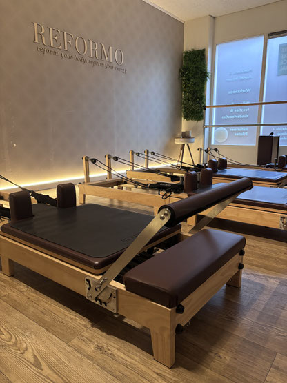 Je krijgt les op een professioneel Reformer Pilates apparaat Zoetermeer