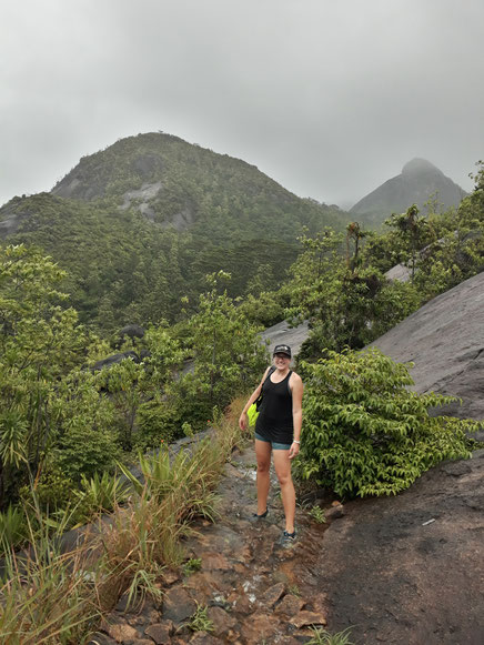 im Regen auf dem Anse Major Trail