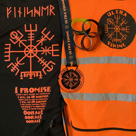 Finisher-Shirt, die Medaille, die Bib und die vier Bändchen für das erfolgreiche Finishen der jeweiligen Runde