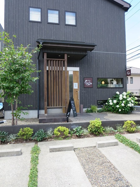 パンとお菓子の店 tocotocoの外観。