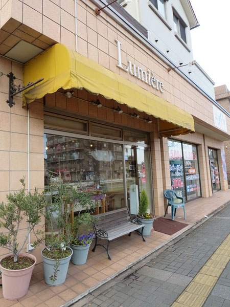 ルミエールの看板と入口。