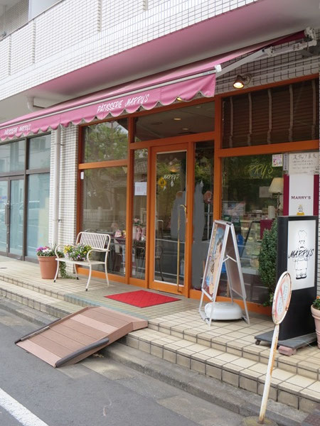 マリーズの看板と入り口。