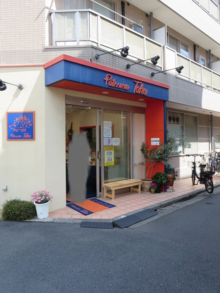 パティスリータクの看板と入り口。
