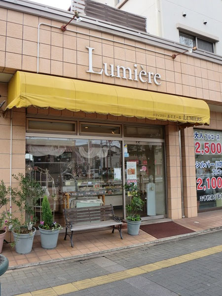 ルミエールの看板と入口。