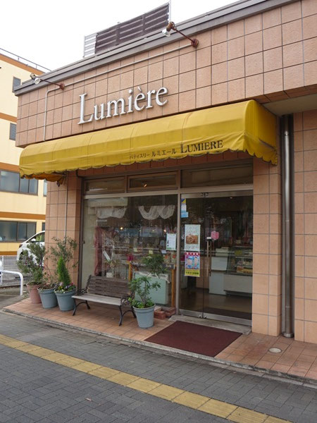 ルミエールの看板と入口。
