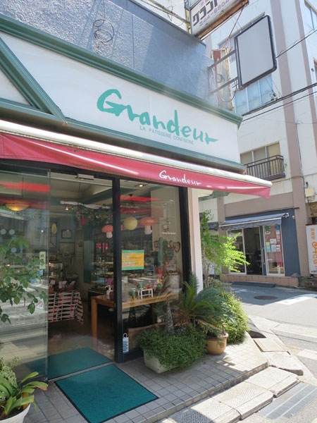 グランドール洋菓子店の看板と入口。