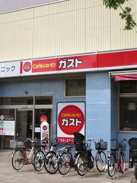 ガストの看板と入口。