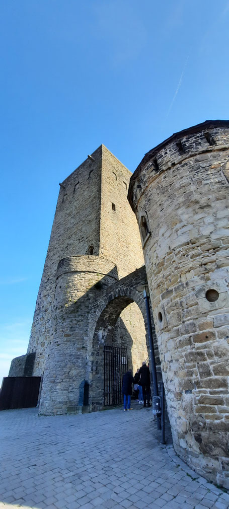 Blauer Himmel auf Burg Blankenstein-eine Ritterburg wie aus dem Bilderbuch