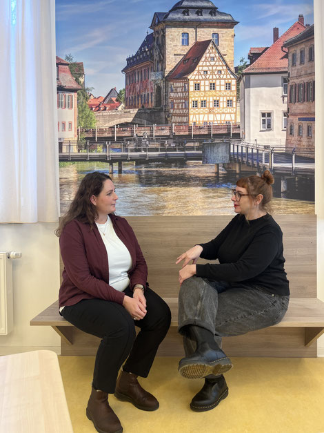„Care im Quartier“-Projektleiterin Lore Rucker (links) sowie Ehrenamtskoordinatorin Sabrina Döring freuen sich auf viele Kontakte mit den Bewohnerinnen und Bewohnern im Hain. Foto: Benjamin Kemmer