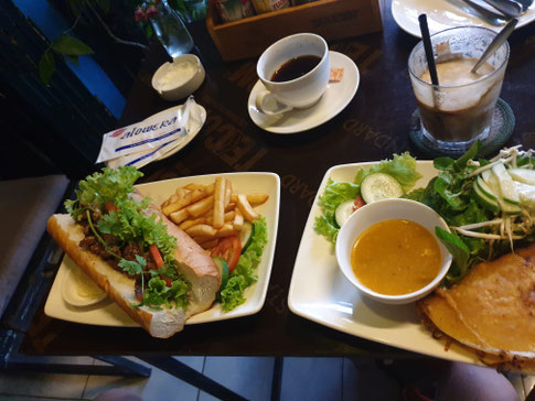 Essen im Cafè von Hue