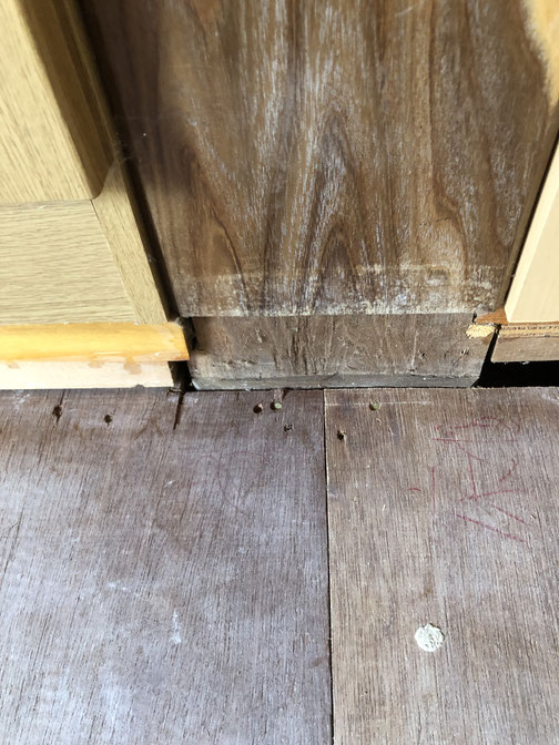 柱との段差の写真。畳を外してみないと確認できない事もあります。