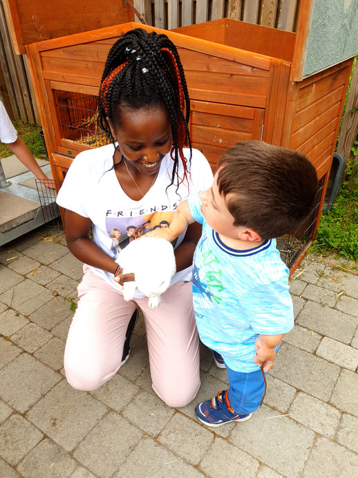 Bewohner des Kinderhauses Hannah mit Mitarbeiterin und dem weißen Kaninchen