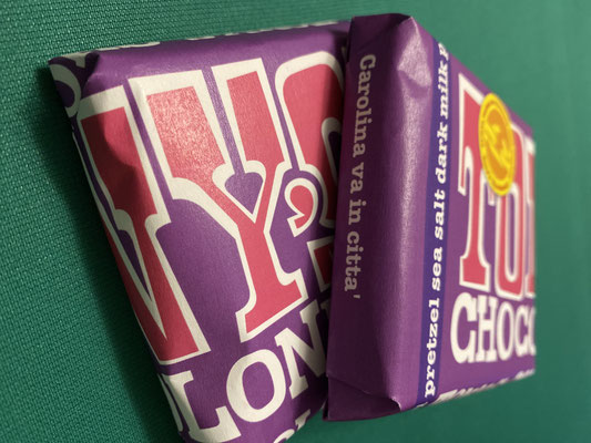 packaging di cioccolata di Tony Chocolonely personalizzata per Carolina va in città, con scritta sul lato e colore viola dell'involucro