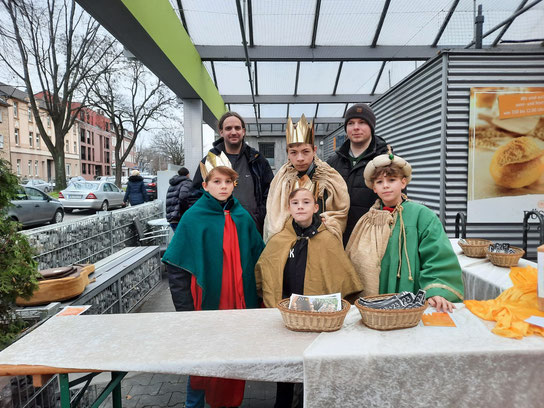 DU-Röttgersbach - am Samstag des Sternsingens 2023: Sammeln und Singen vor Edeka - für starke und gut geschützte Kinder weltweit.