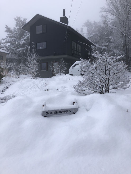 積もるタイプの雪が降り始めるとあっという間に積もるんだなと実感。豪雪地帯の方の苦労もさぞや、、