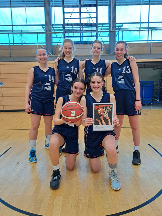 Die strahlenden südbayerischen Meisterinnen, von links kniend: Darya Allgeyr, Rosina Ortelli; stehend: Sarah Nebrich, Anna Löffler, Ella Wunderlich und Schiele Elisabeth