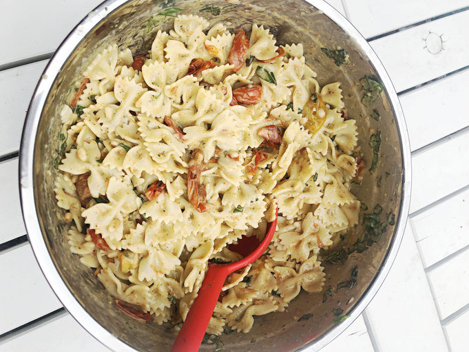 Sommerpasta mit Ofen-Tomaten, Pinienkernen und Pesto