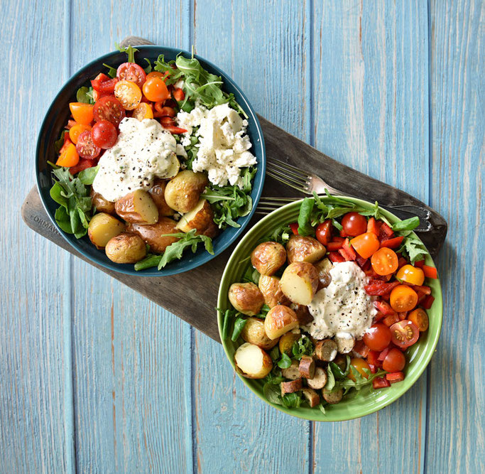 Backkartoffel Salat Bowl mit Paprika, grünem Salat, Tomaten, Dip, Kartoffeln, Feta oder Bratwürstchen