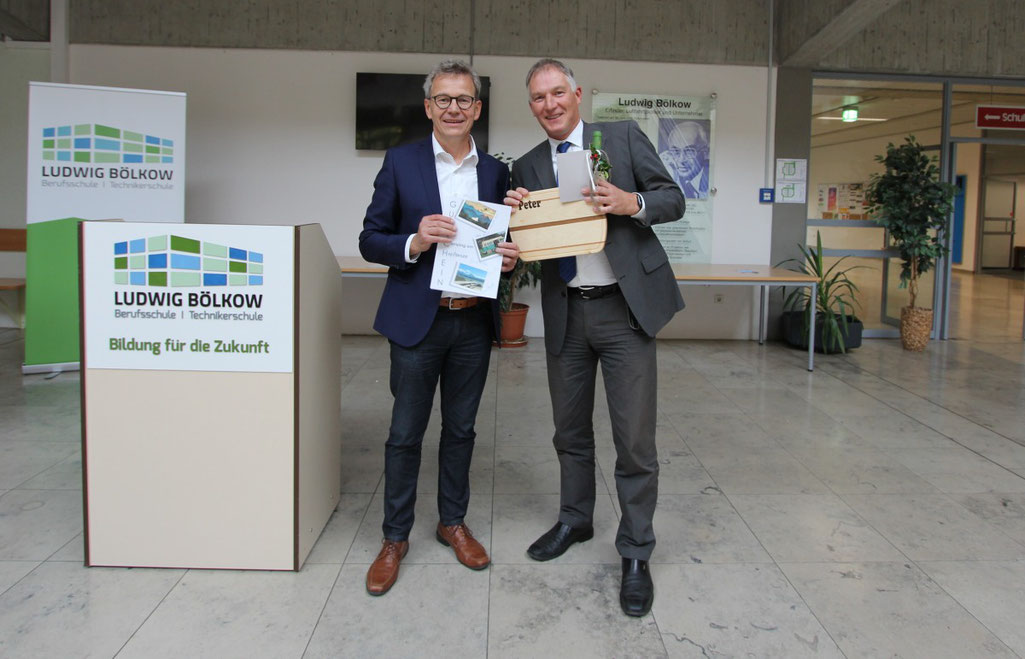 Gerhard Kilian und Peter J. Hoffmann bei der Verabschiedung im Oktober 2021 in der Aula in Donauwörth