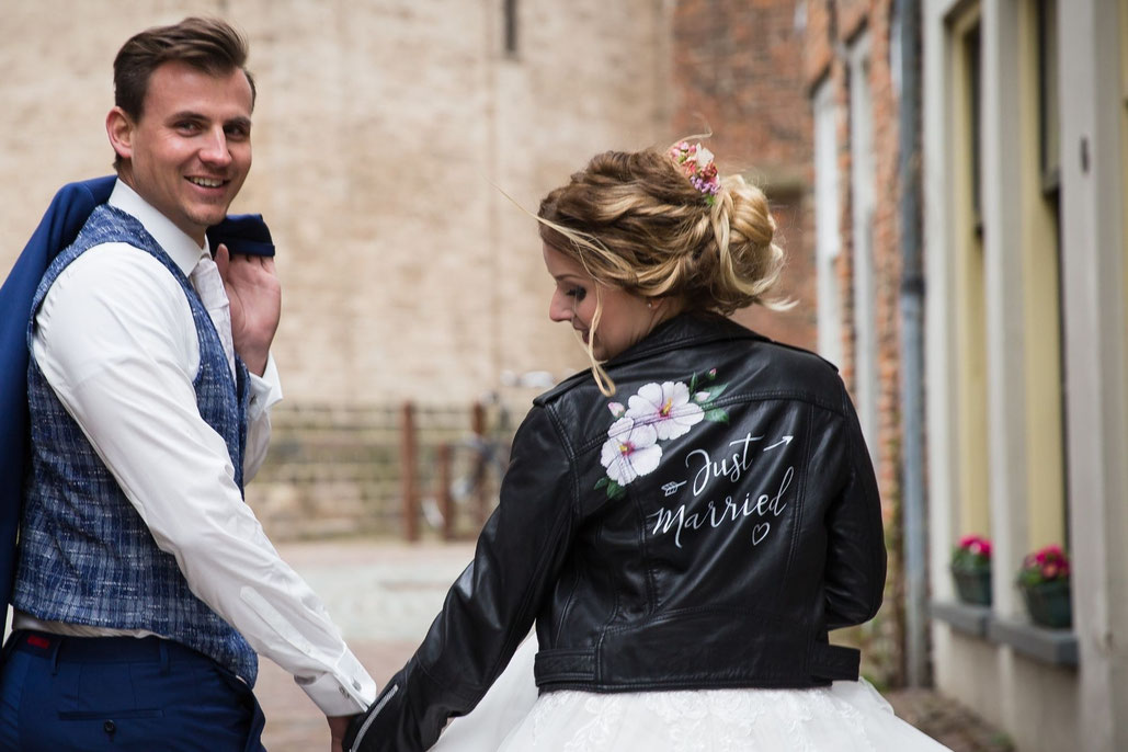 bruidsjasje stoere bruid op trouwjurk