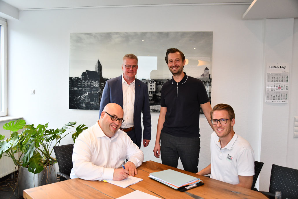 Bild: Stadt RheineMatthias Jansen, Rechtanwalt und Notar, Dr. Peter Lüttmann, Bürgermeister der Stadt Rheine, Simon Muldbücker und Matthias Berlekamp, beide E4 Immobilien GmbH & Co. KG bei der Beurkundung des ersten Baugrundstücks im Europa-Viertel.