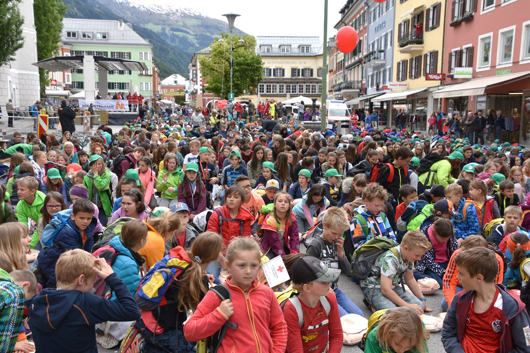 "Straße des Helfens" auf dem Hauptplatz in Lienz, 24.05.2016